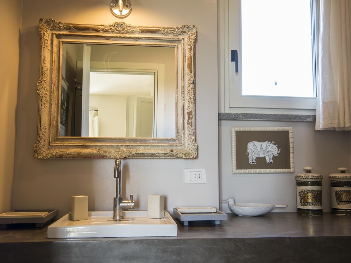 Bathroom with ornate mirror at Villa del Gelso, Tuscany