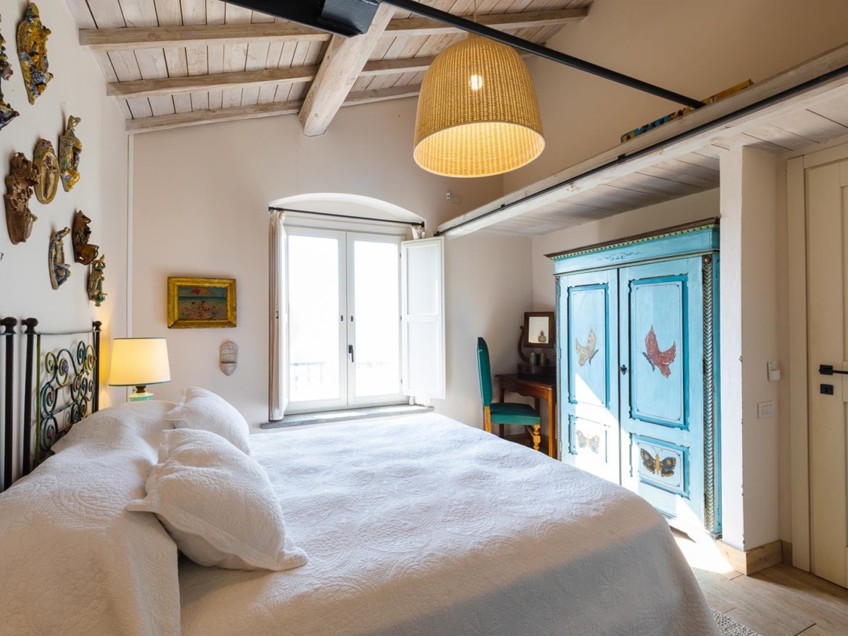 Double bedroom with blue wardrobe at Villa del Gelso, Tuscany