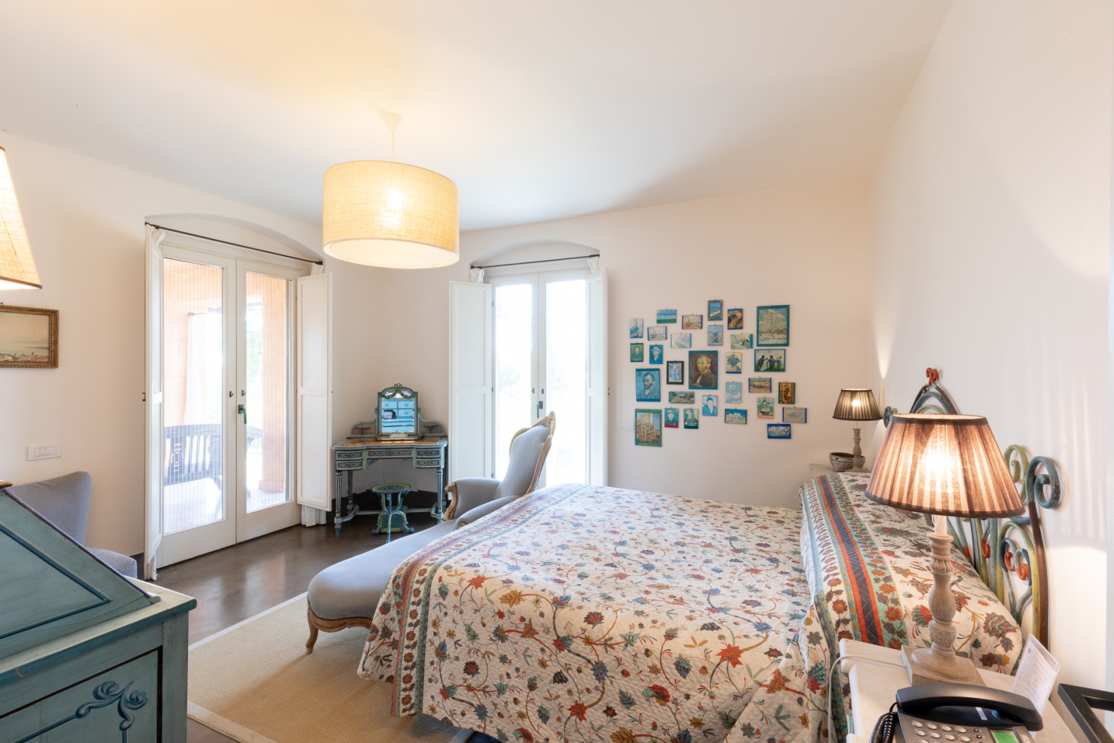 Double bedroom with chaise longue at Villa del Gelso, Tuscany