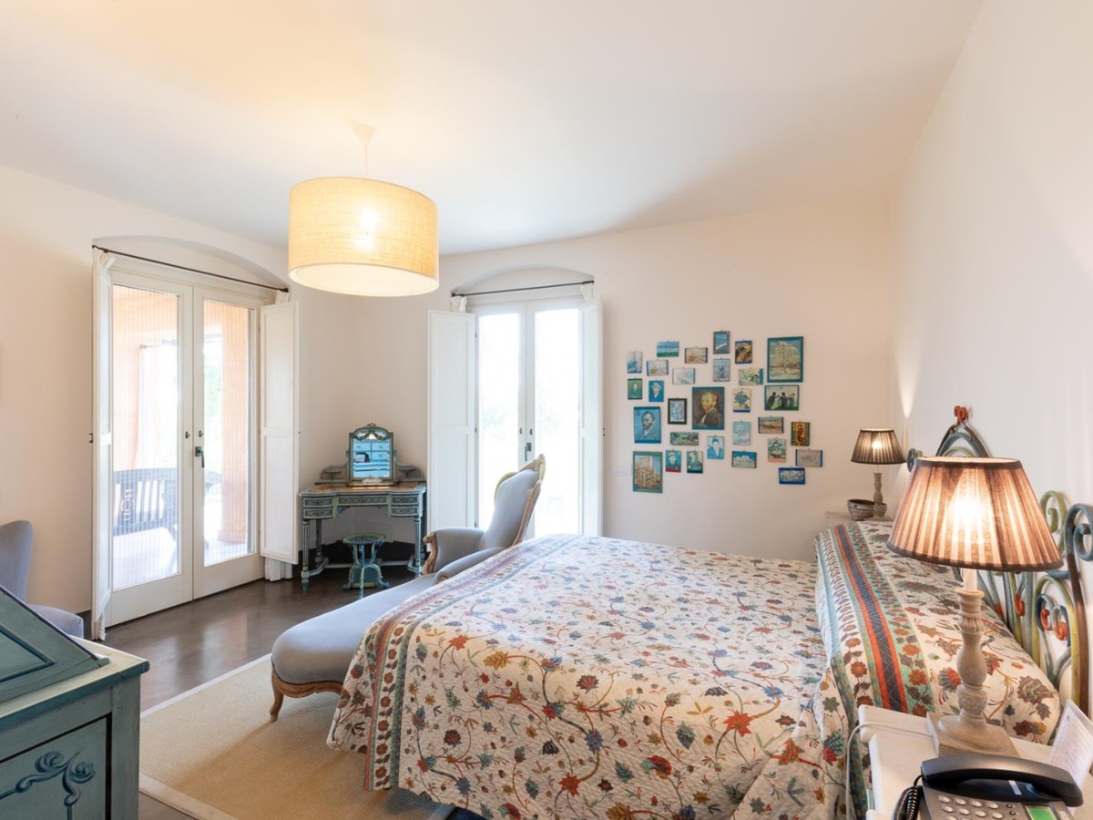 Double bedroom with chaise longue at Villa del Gelso, Tuscany