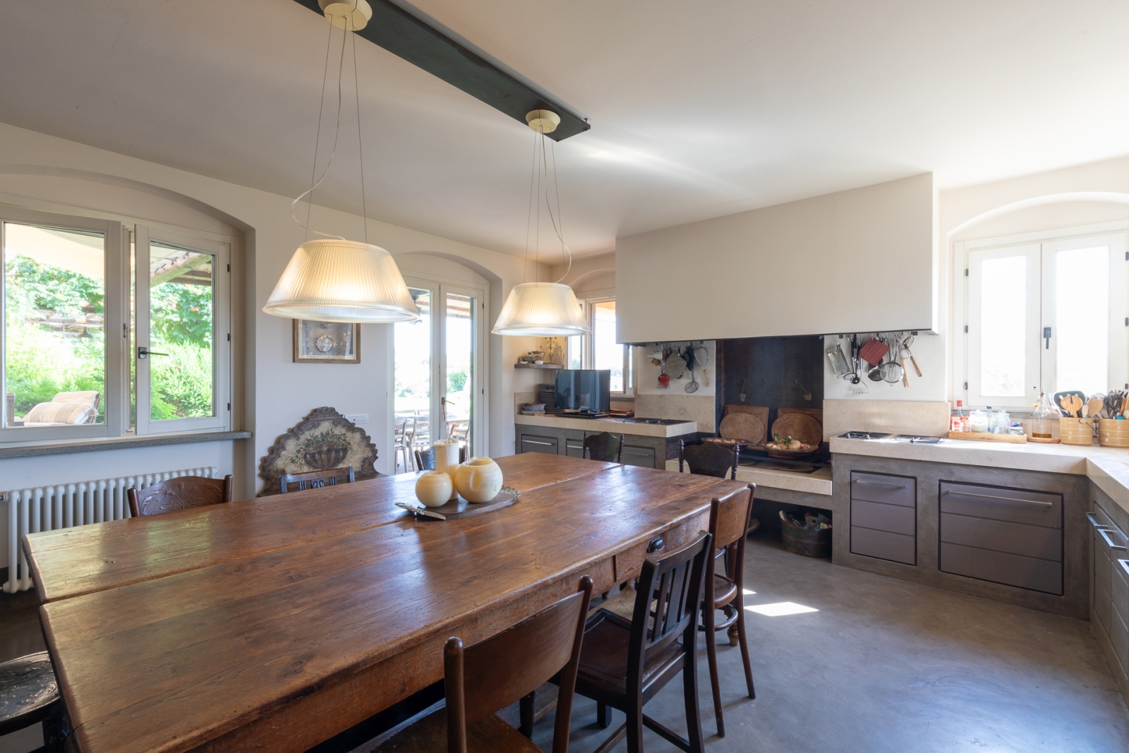 Kitchen with cushioned seating in the corner at Villa del Gelso, Tuscany