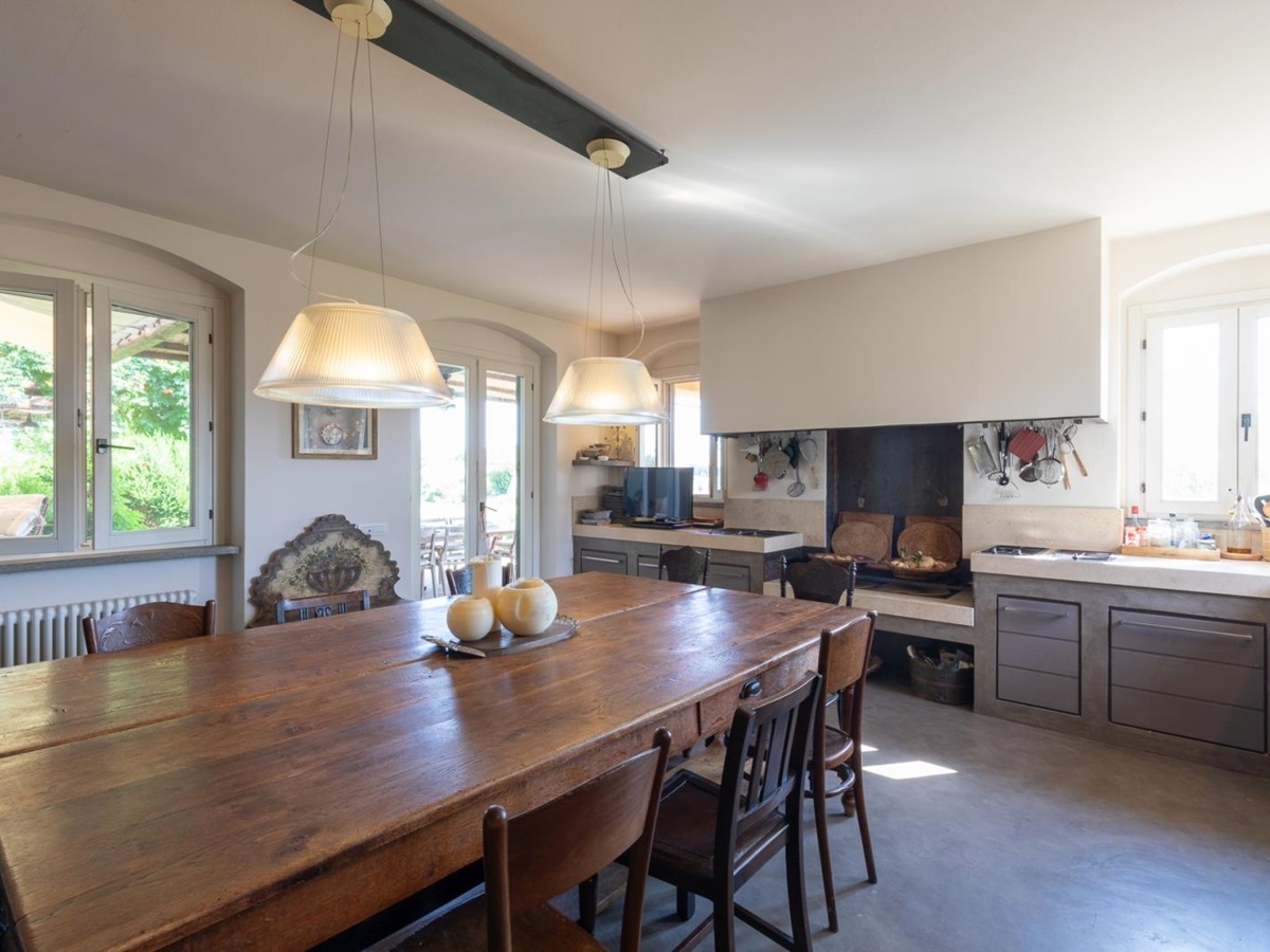 Kitchen with cushioned seating in the corner at Villa del Gelso, Tuscany