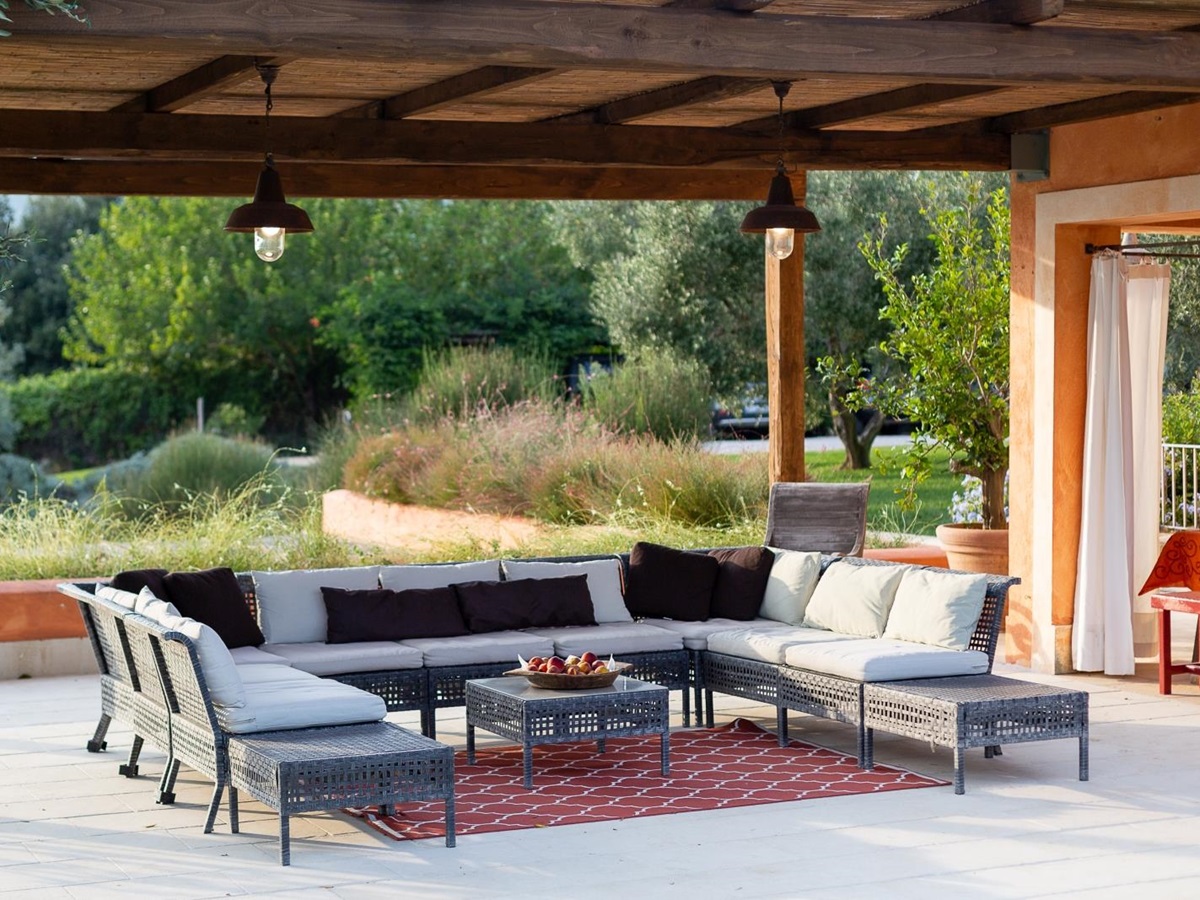 Outdoor seating with coffee table at Villa del Gelso, Tuscany
