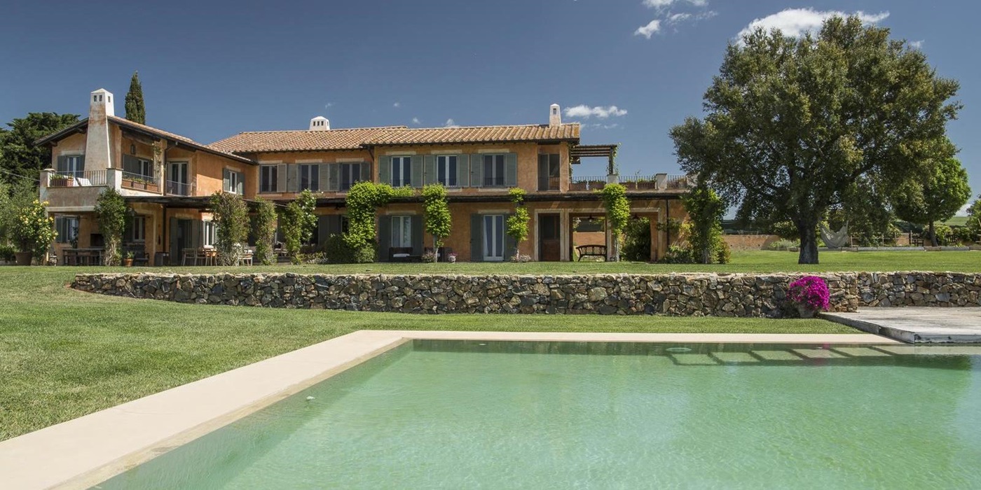 The swimming pool and exteriors of Villa del Gelso, Tuscany