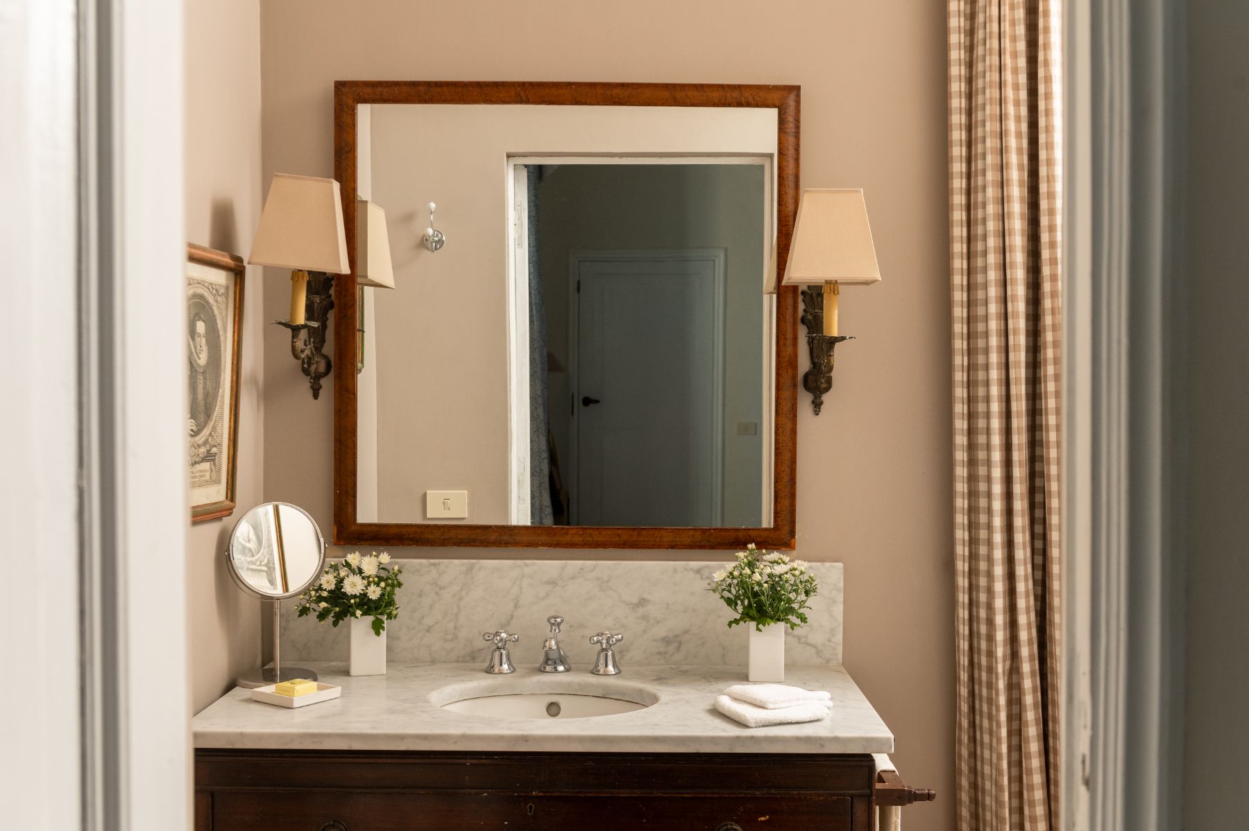 Bathroom with marble wash basin and mirror at Villa delle Vigne in Tuscany