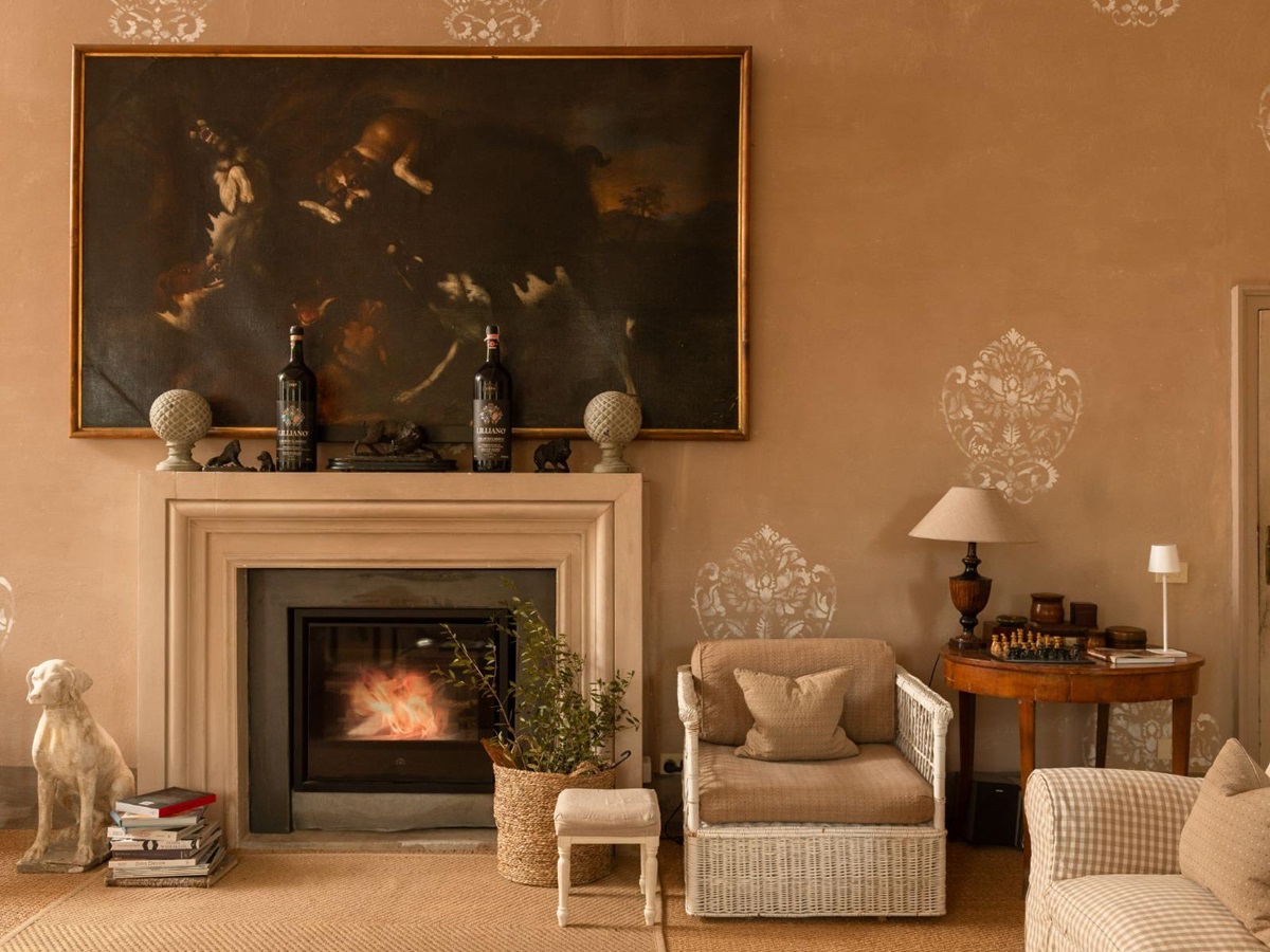 Living room with armchairs and a fireplace at Villa delle Vigne in Tuscany