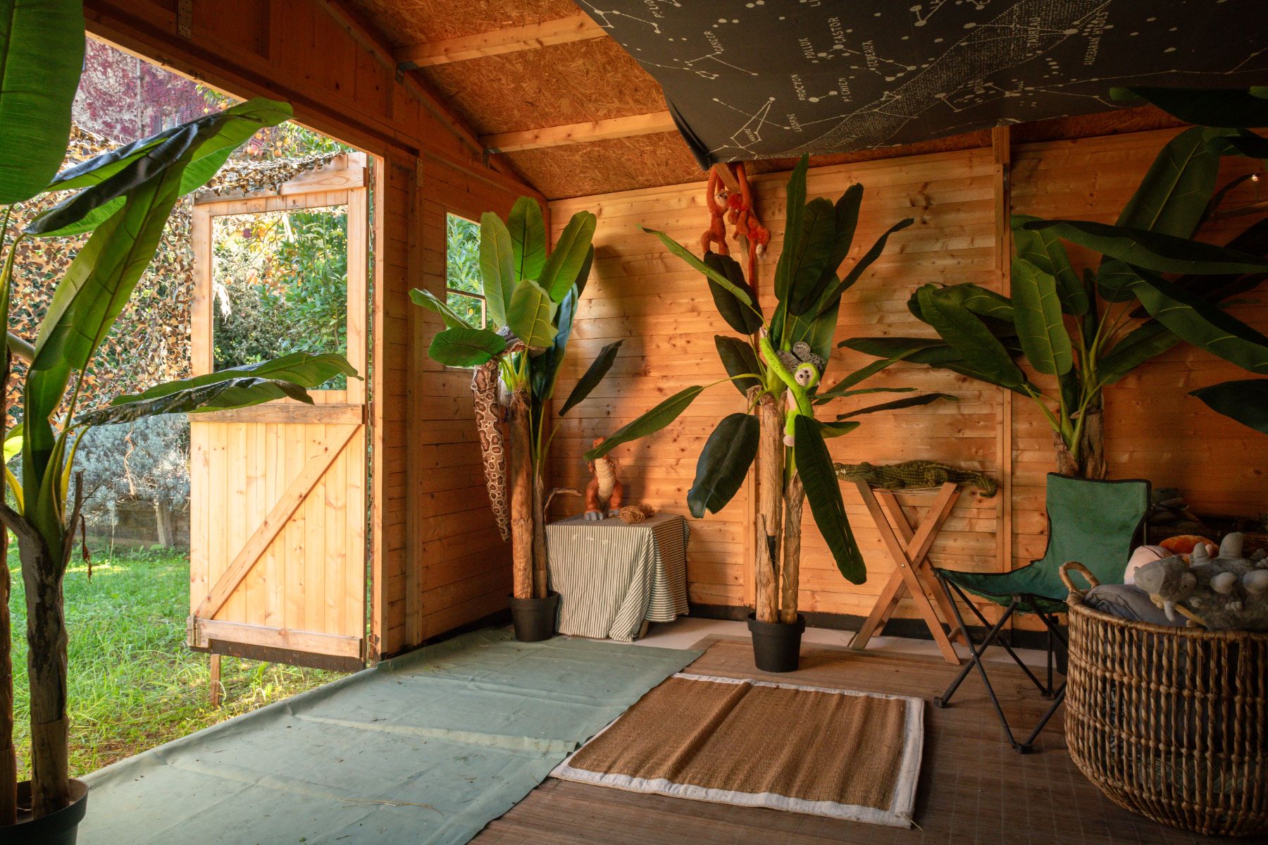 Outdoor playroom in a garden shed with plants at Villa delle Vigne in Tuscany