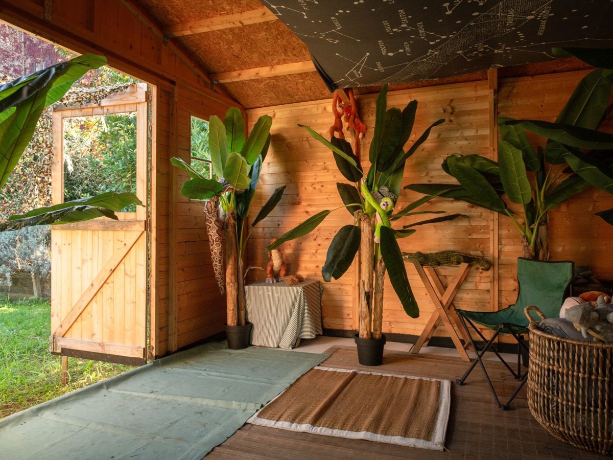 Outdoor playroom in a garden shed with plants at Villa delle Vigne in Tuscany