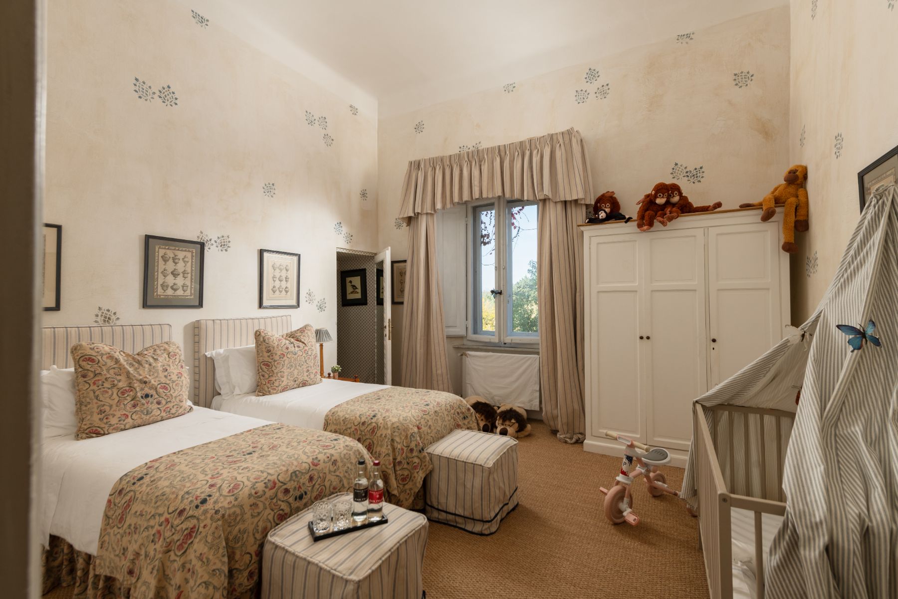 Twin room with a large white wardrobe at Villa delle Vigne in Tuscany