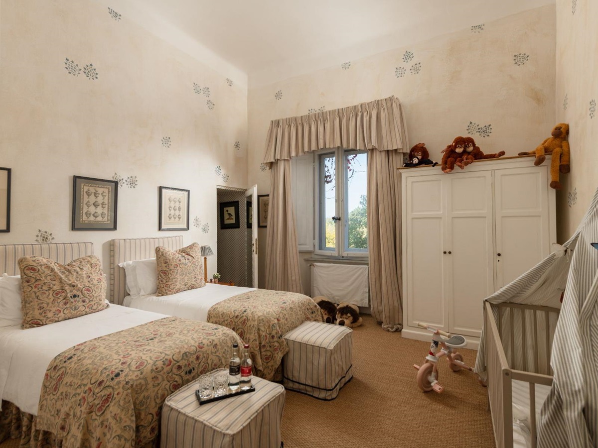 Twin room with a large white wardrobe at Villa delle Vigne in Tuscany