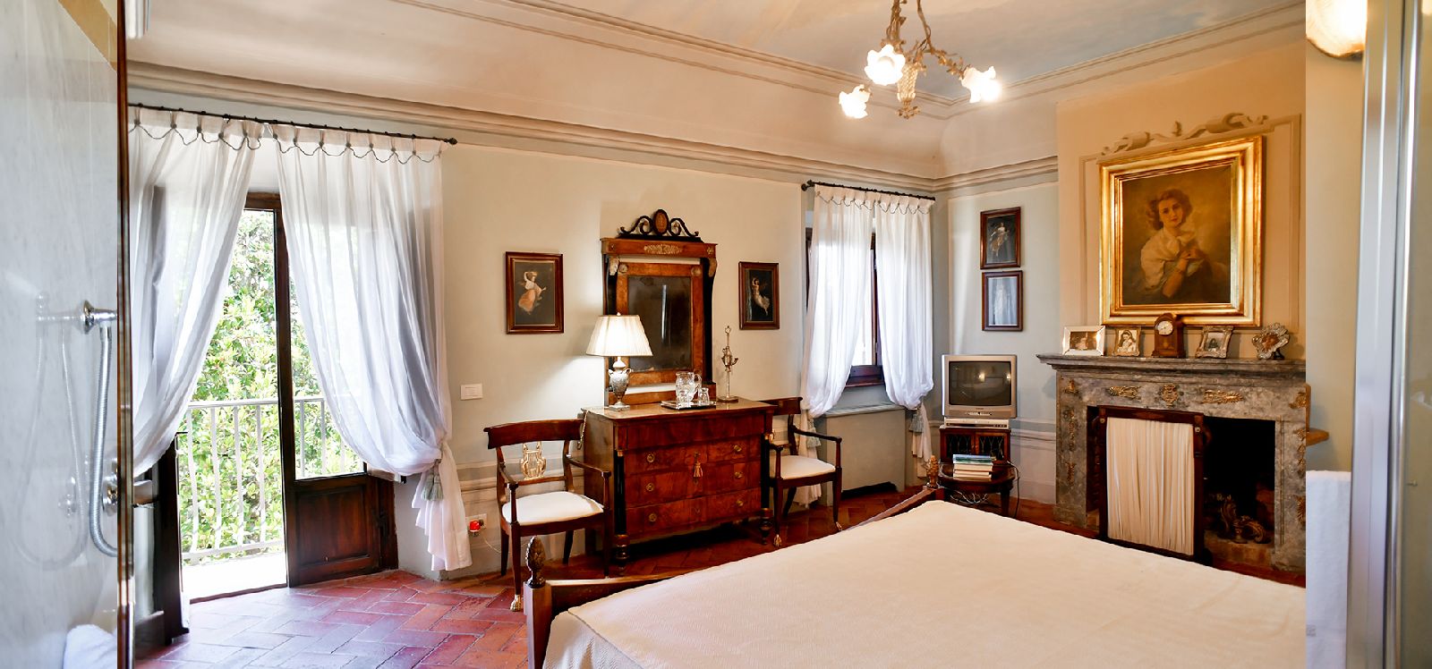 Bedroom with double bed at Villa di Renai in Tuscany 