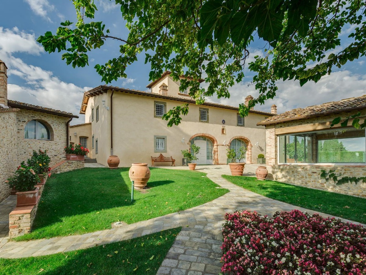 View of the outdoor area with view of the main villa gym building and the dependence