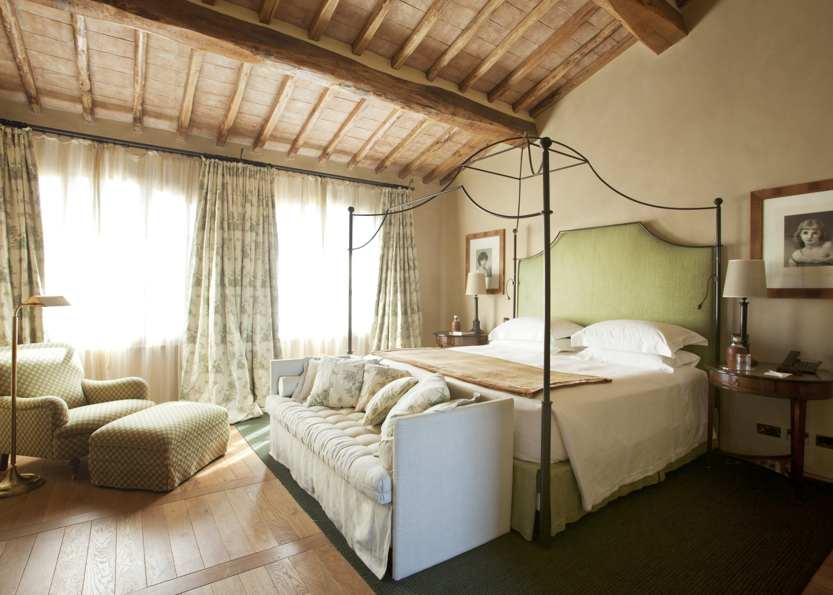 Double bedroom in Villa Gauggiole, Tuscany