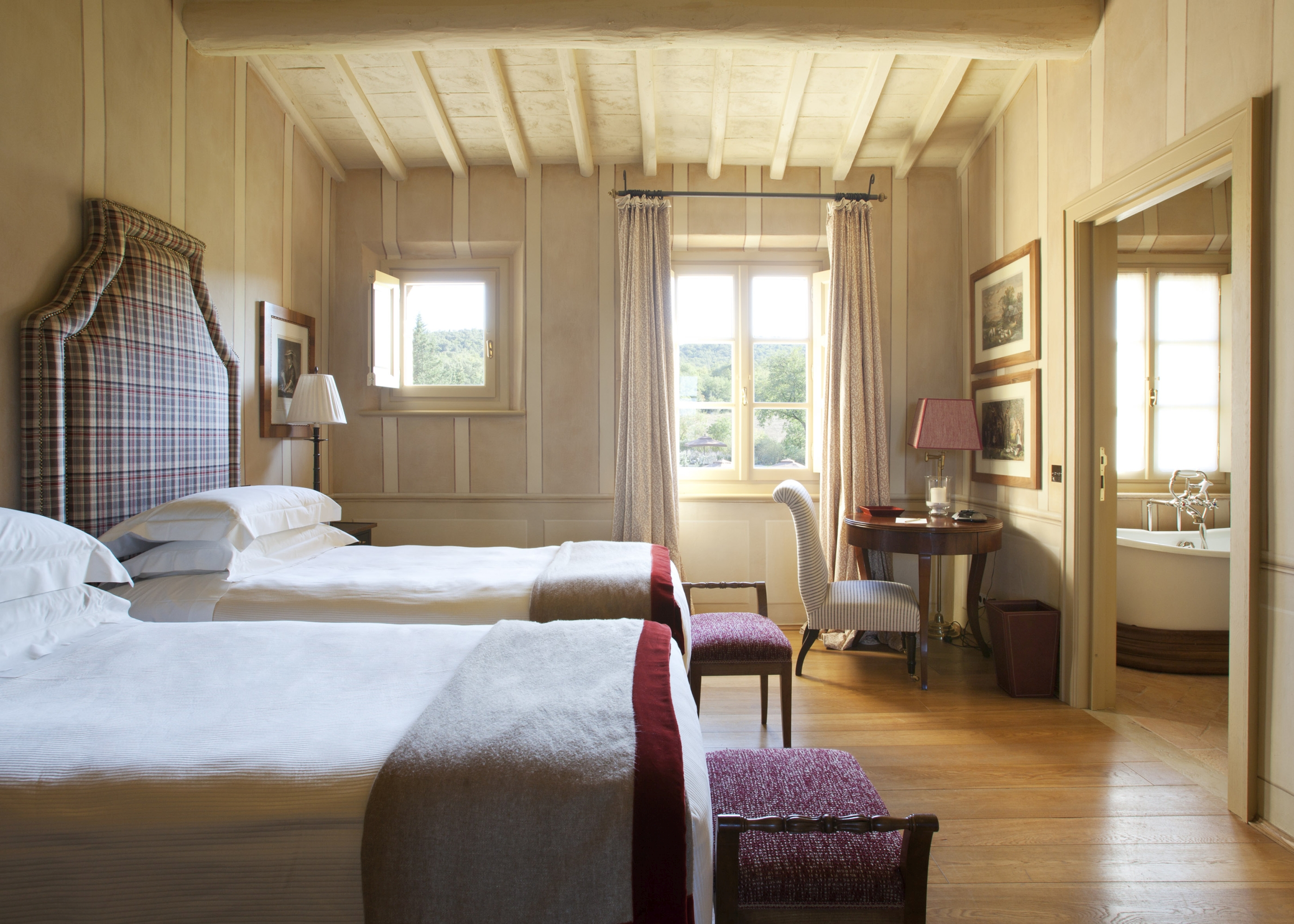 Twin bedroom of Villa Gauggiole, Tuscany