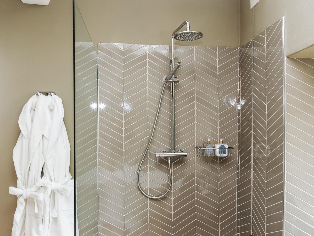 villa-il-santo-tuscany-bathroom-1-shower