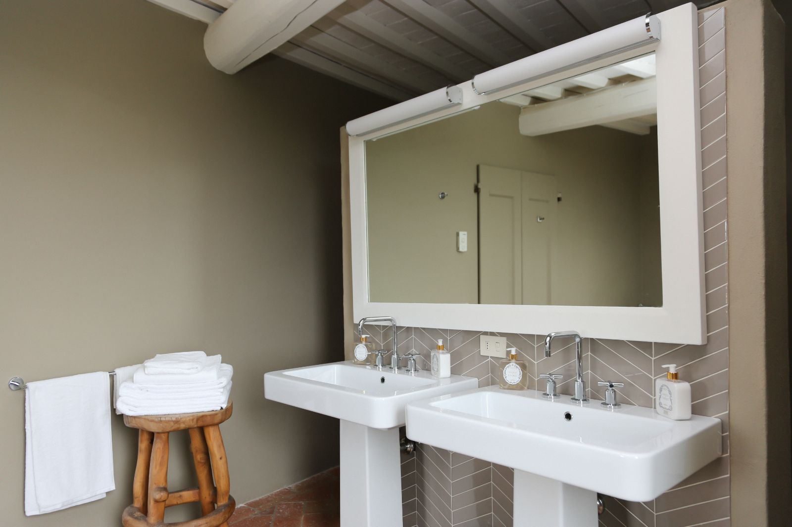 villa-il-santo-tuscany-bathroom-1-sink