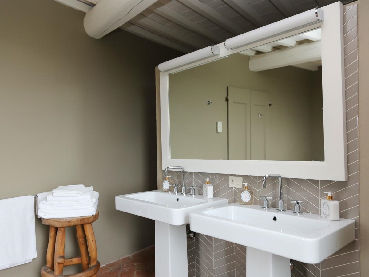 villa-il-santo-tuscany-bathroom-1-sink