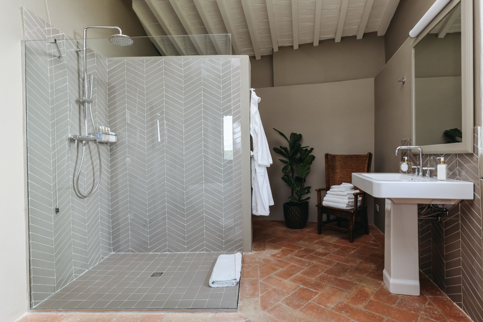 villa-il-santo-tuscany-bathroom-2