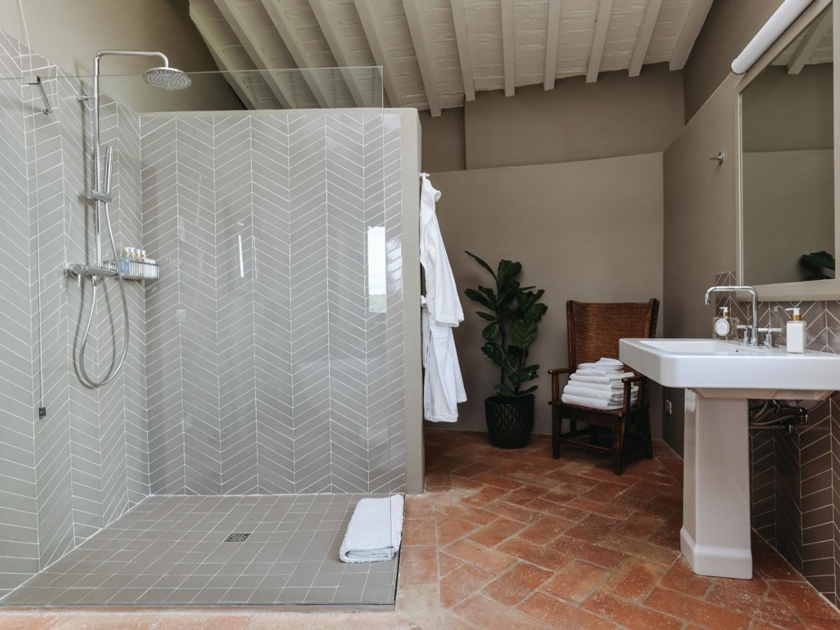 villa-il-santo-tuscany-bathroom-2