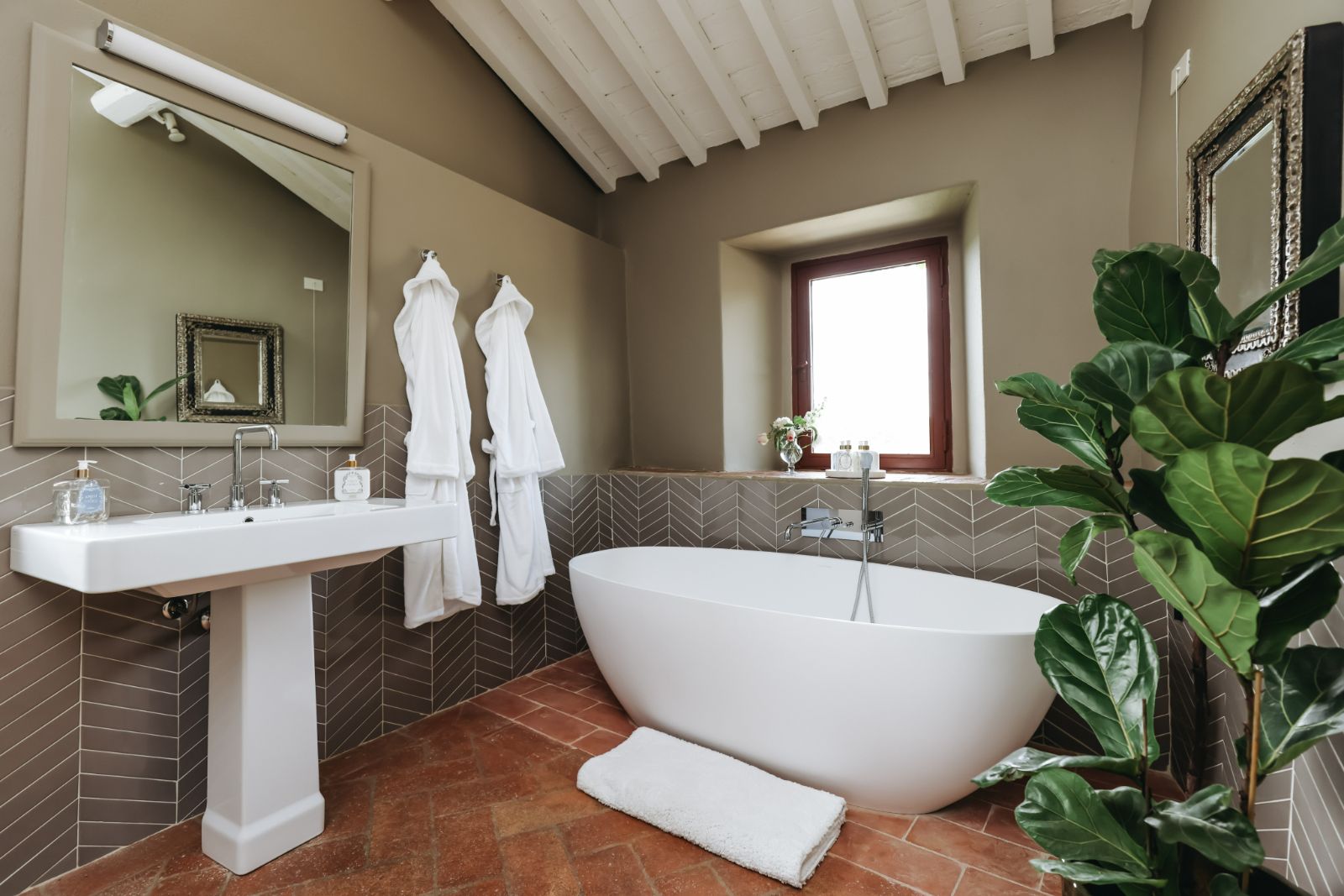 villa-il-santo-tuscany-bathroom-3