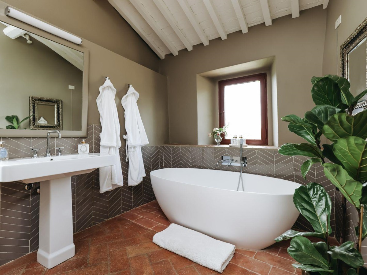 villa-il-santo-tuscany-bathroom-3