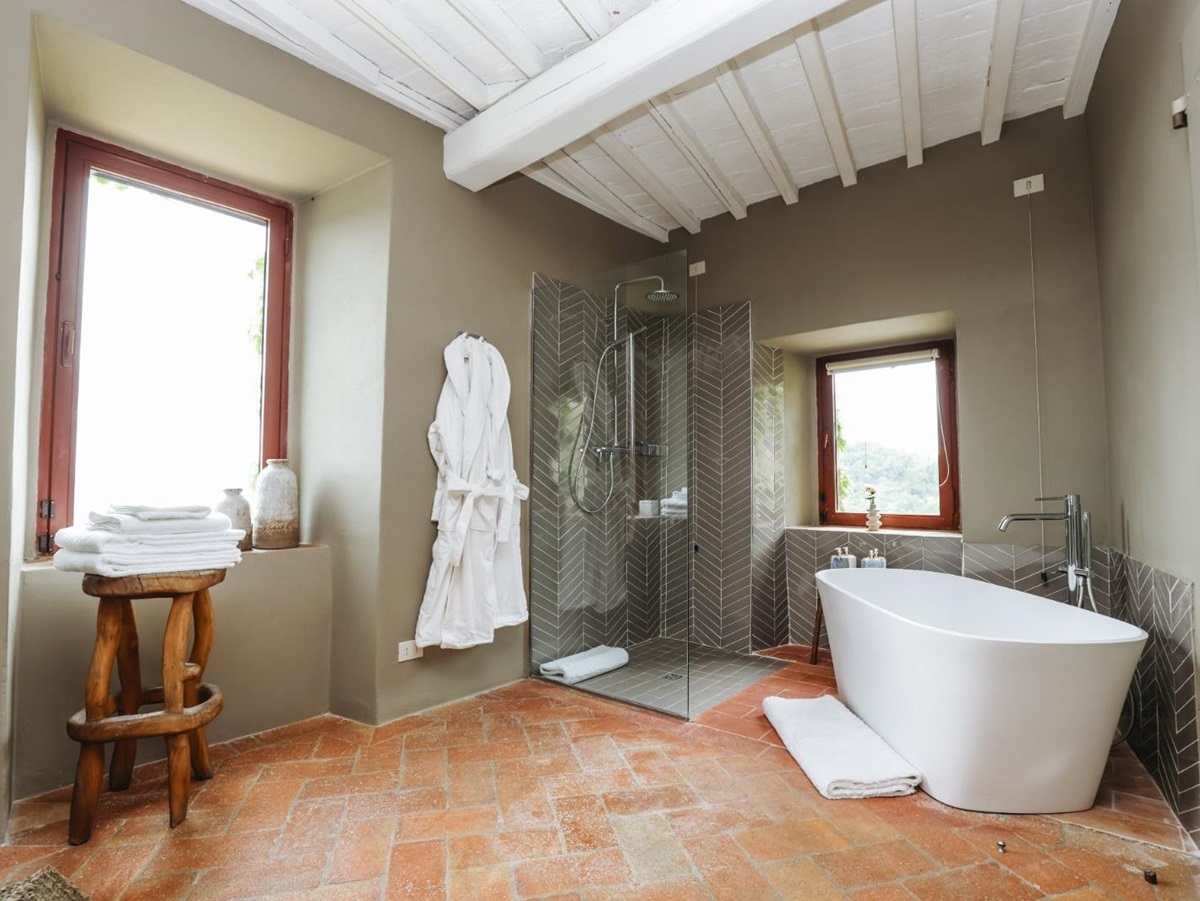 villa-il-santo-tuscany-bathroom-4