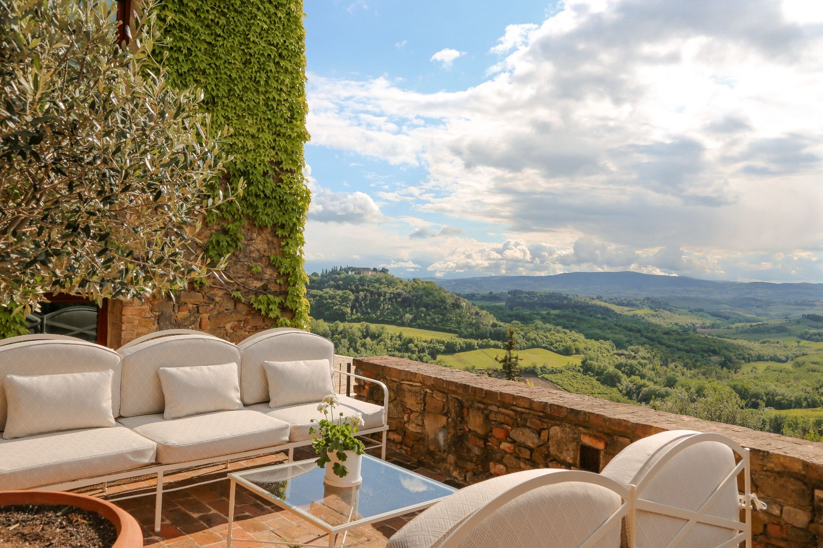 villa-il-santo-tuscany-outdoor-seating-1