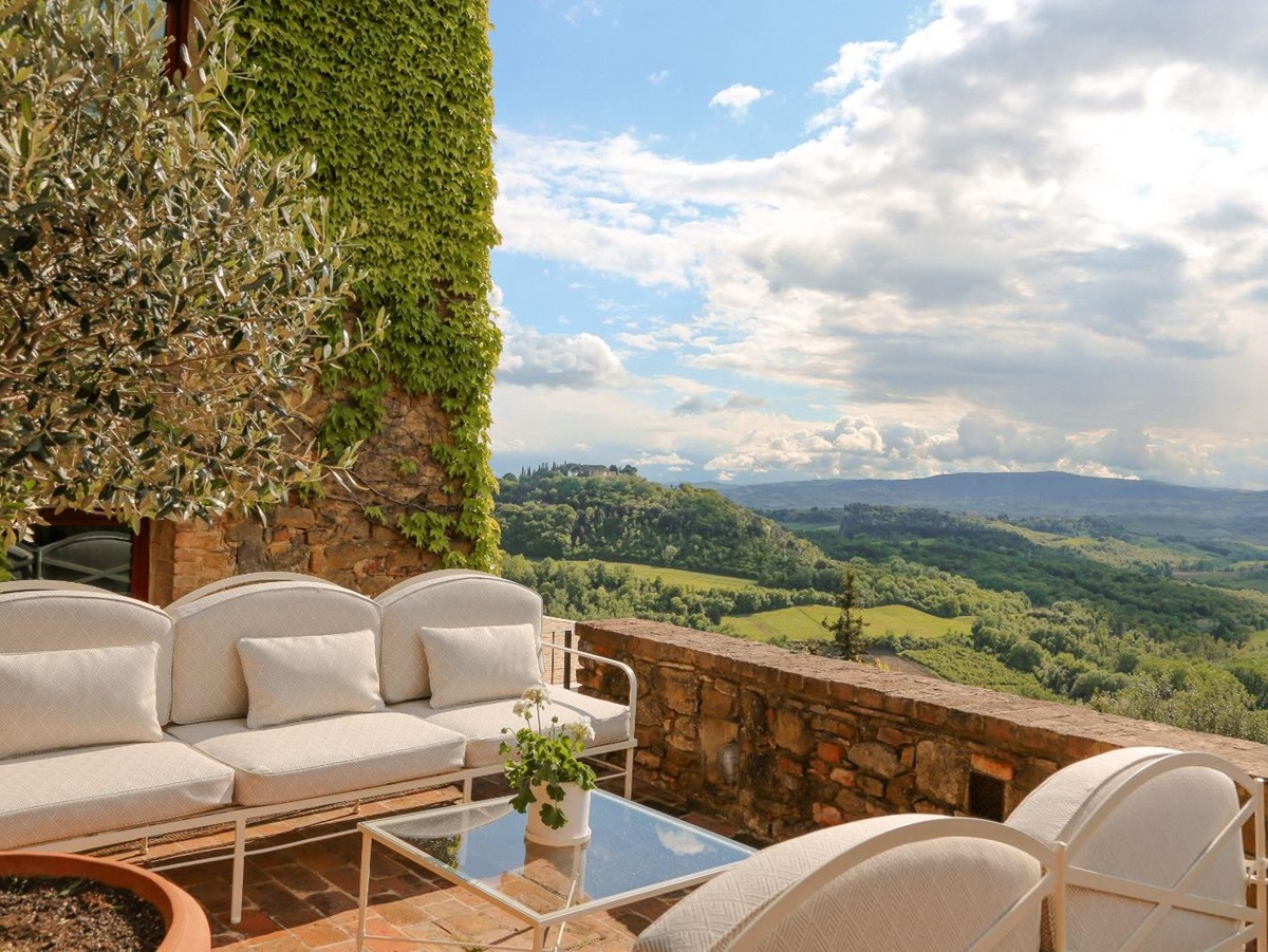 villa-il-santo-tuscany-outdoor-seating-1
