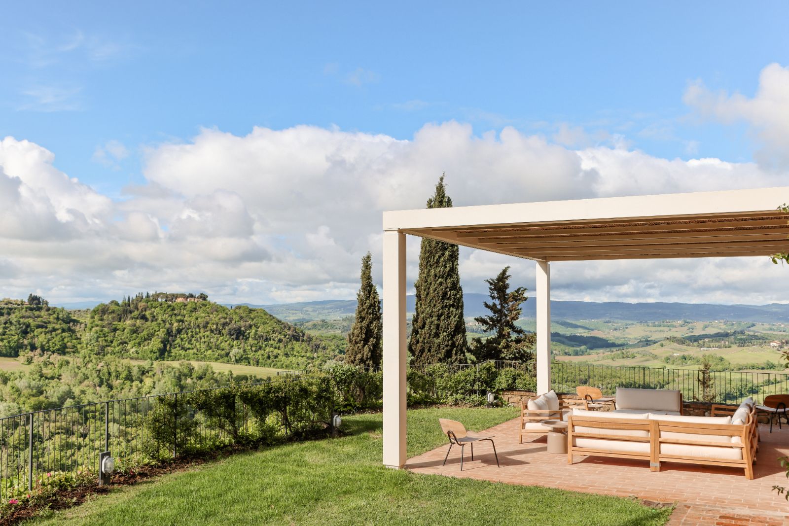 villa-il-santo-tuscany-outdoor-seating-2