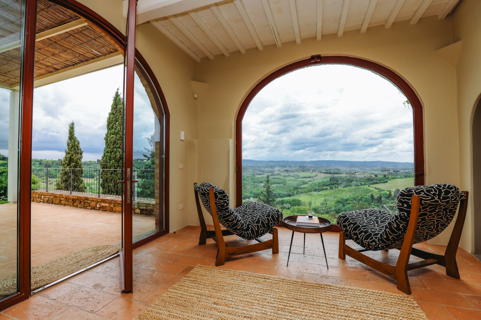 villa-il-santo-tuscany-seating-view