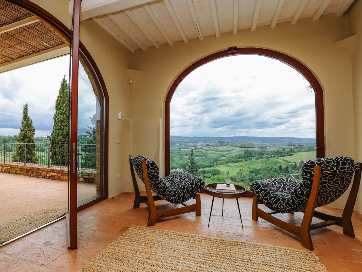 villa-il-santo-tuscany-seating-view