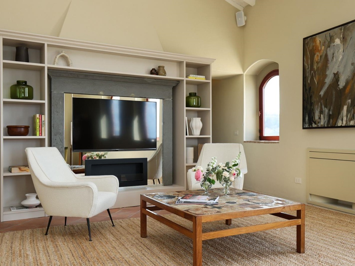 villa-il-santo-tuscany-tv-room