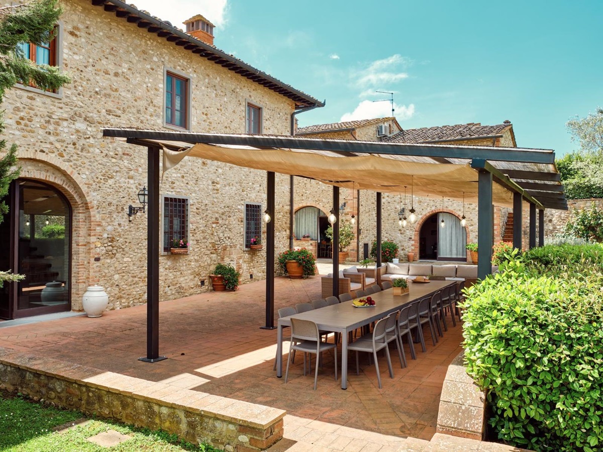 Large outdoor dining table in the courtyard at Villa Il Sole in Tuscany