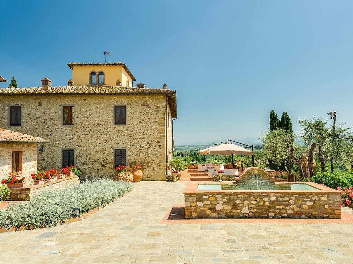 Outdoor patio terrace at Villa Il Sole in Tuscany