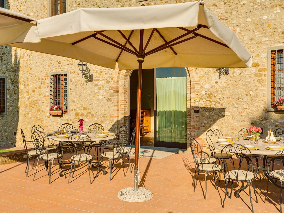 Outdoor archway at Villa Il Sole in Tuscany, featuring the patio and seating areas