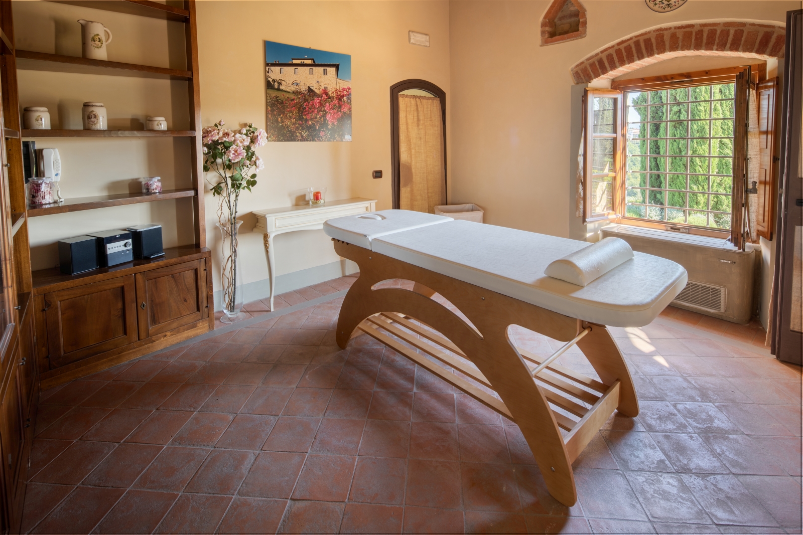 Massage table and spa supplies at Villa Il Sole in Tuscany