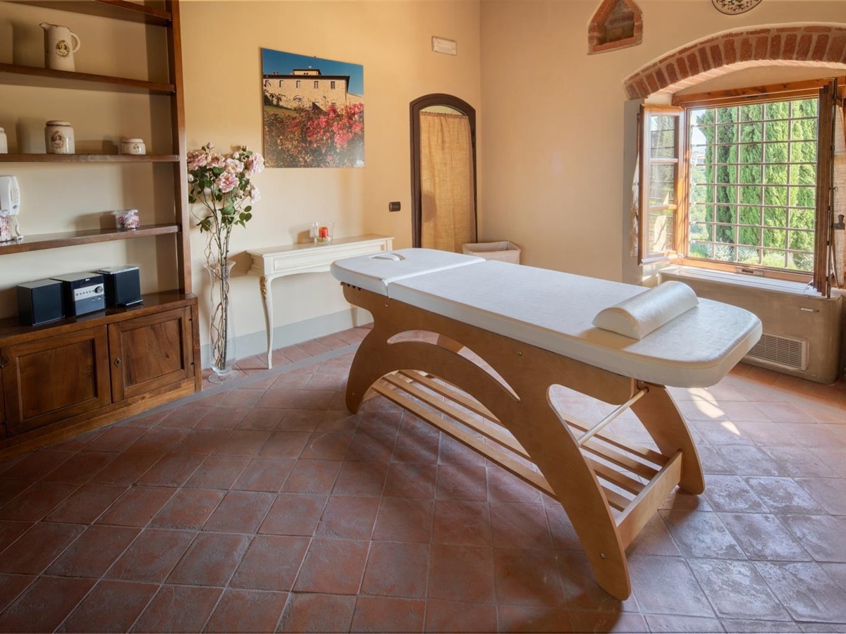 Massage table and spa supplies at Villa Il Sole in Tuscany