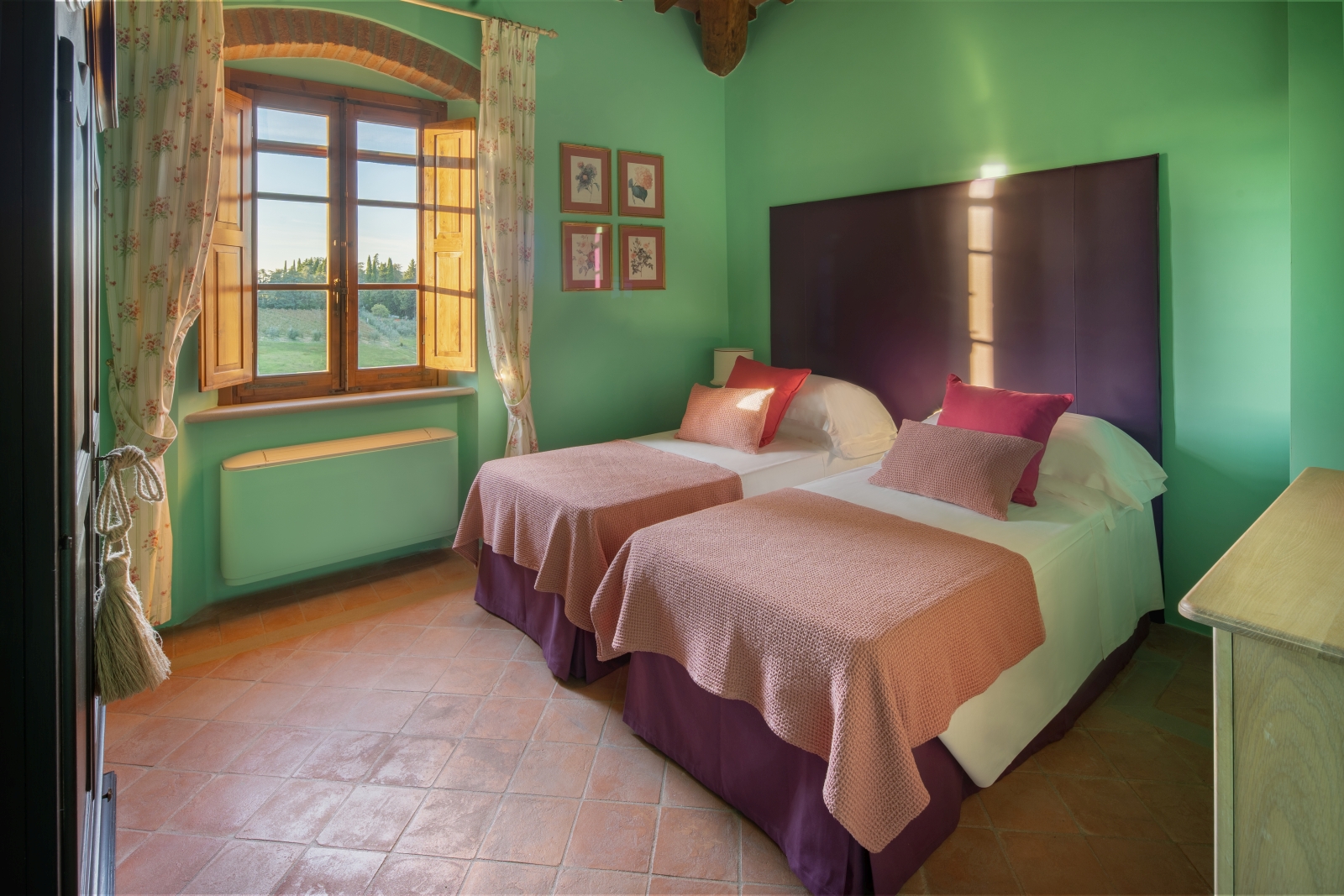 Twin bedroom with green walls at Villa Il Sole in Tuscany