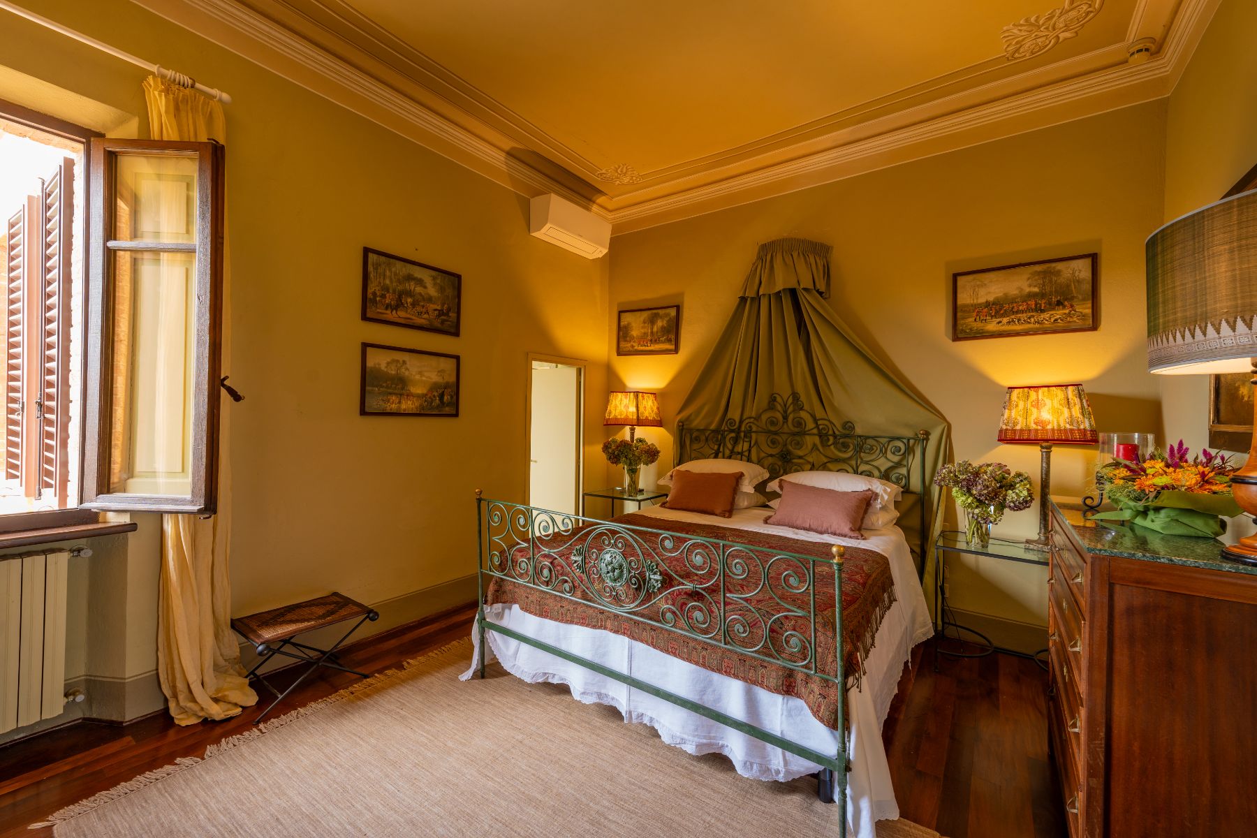 Double bedroom at Villa Isabella, Tuscany