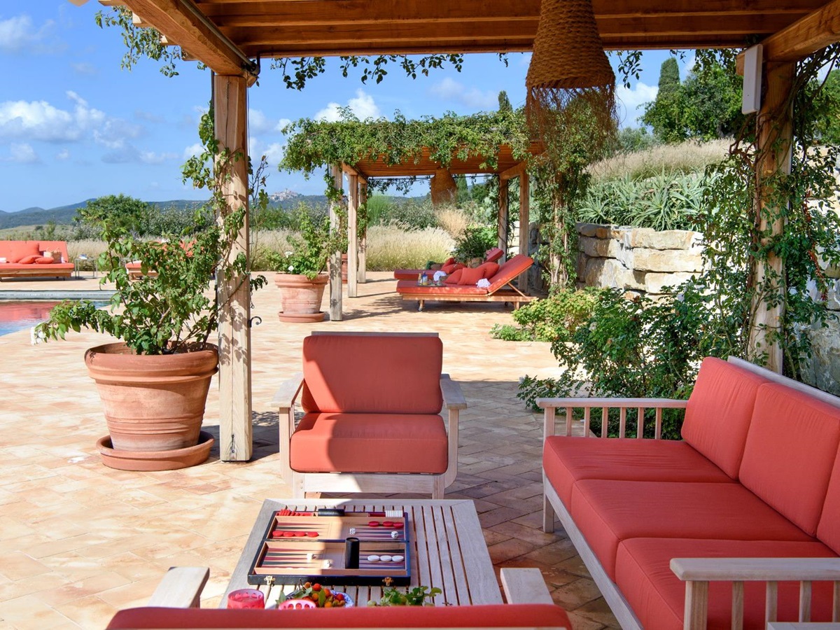 Lounge and Pool at Villa Jacaranda in Tuscany