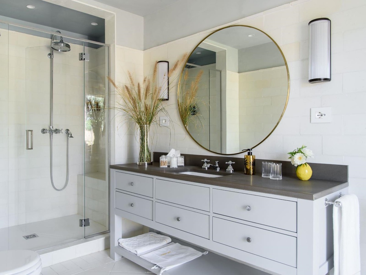 White Bathroom at Villa Jacaranda in Tuscany