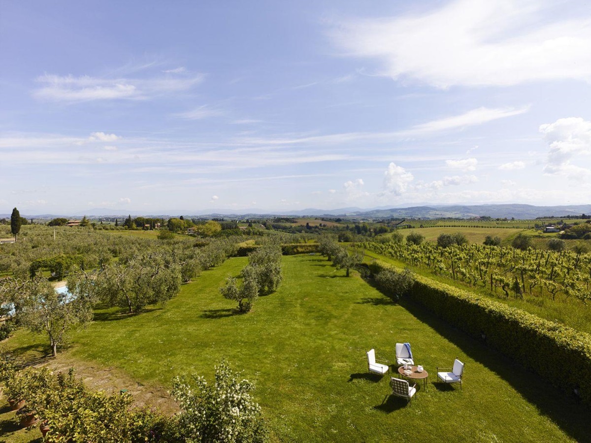 A view of the surrounding area near Villa La Castellana