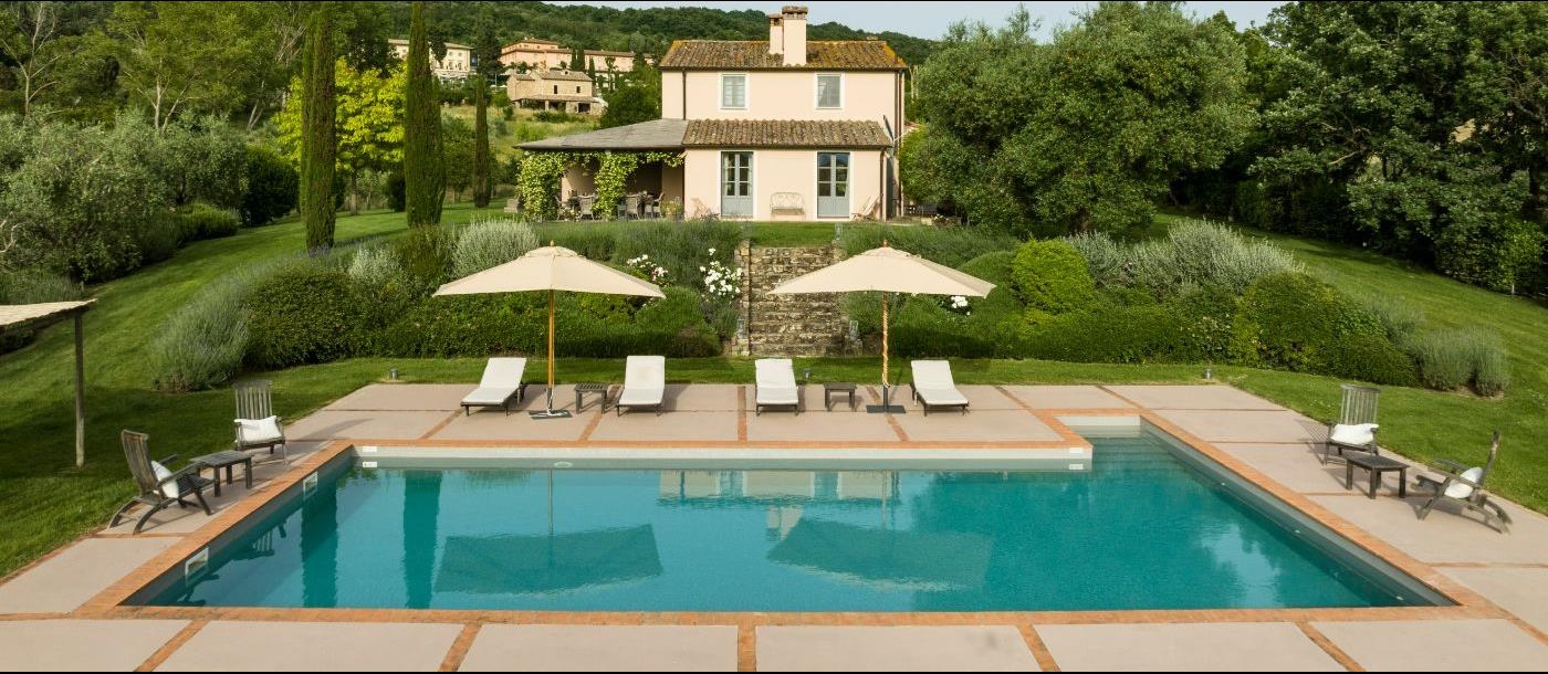 The swimming pool at Villa La Checca.