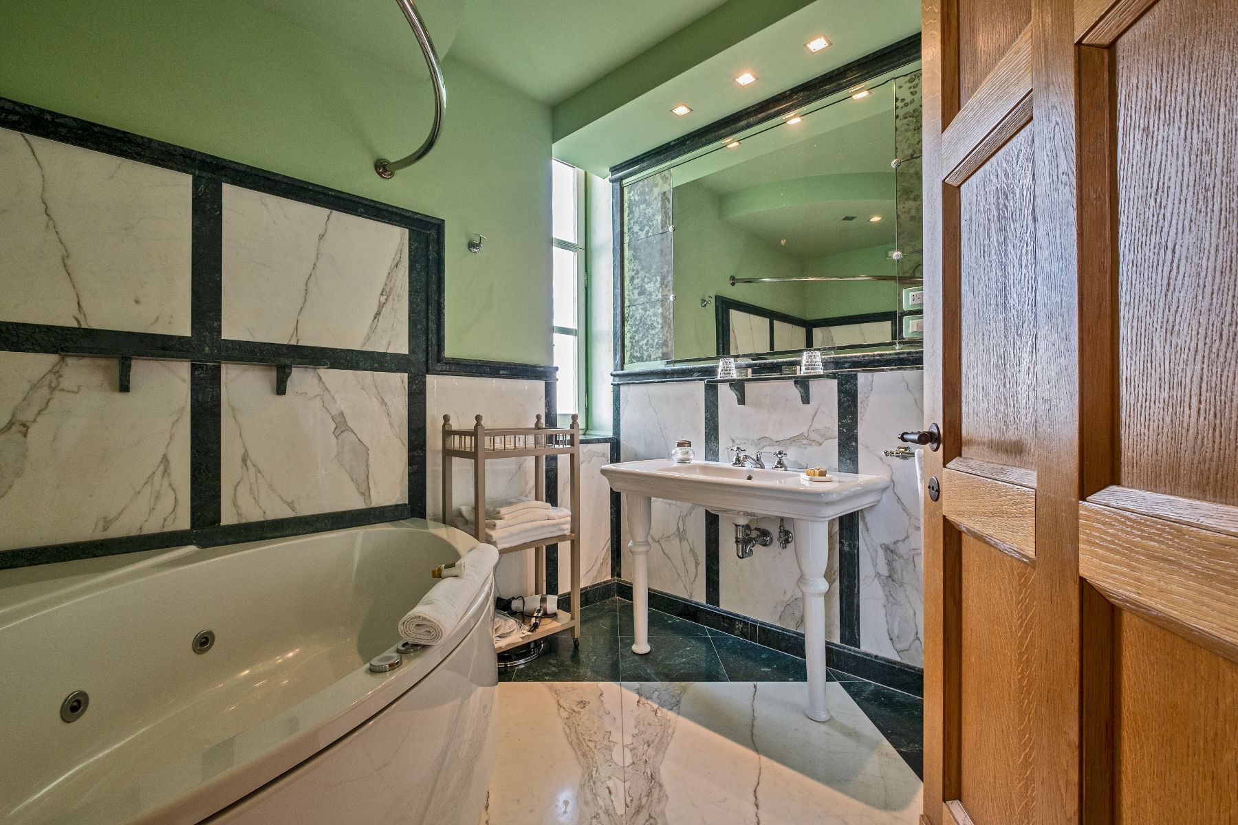 Bathroom with green wallpaper at Villa Machiavelli in Tuscany