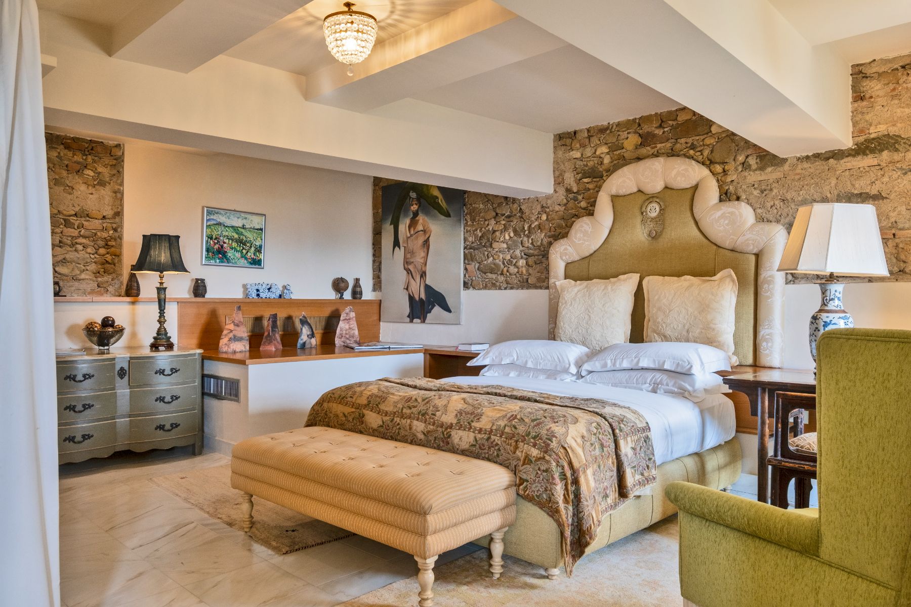 View of the bedroom at Villa Machiavelli in Tuscany featuring a large double bed and headboard
