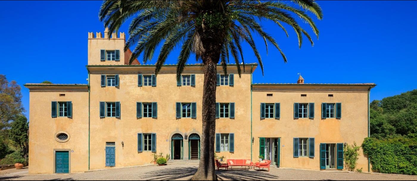 The front exterior of Villa Montecristo.
