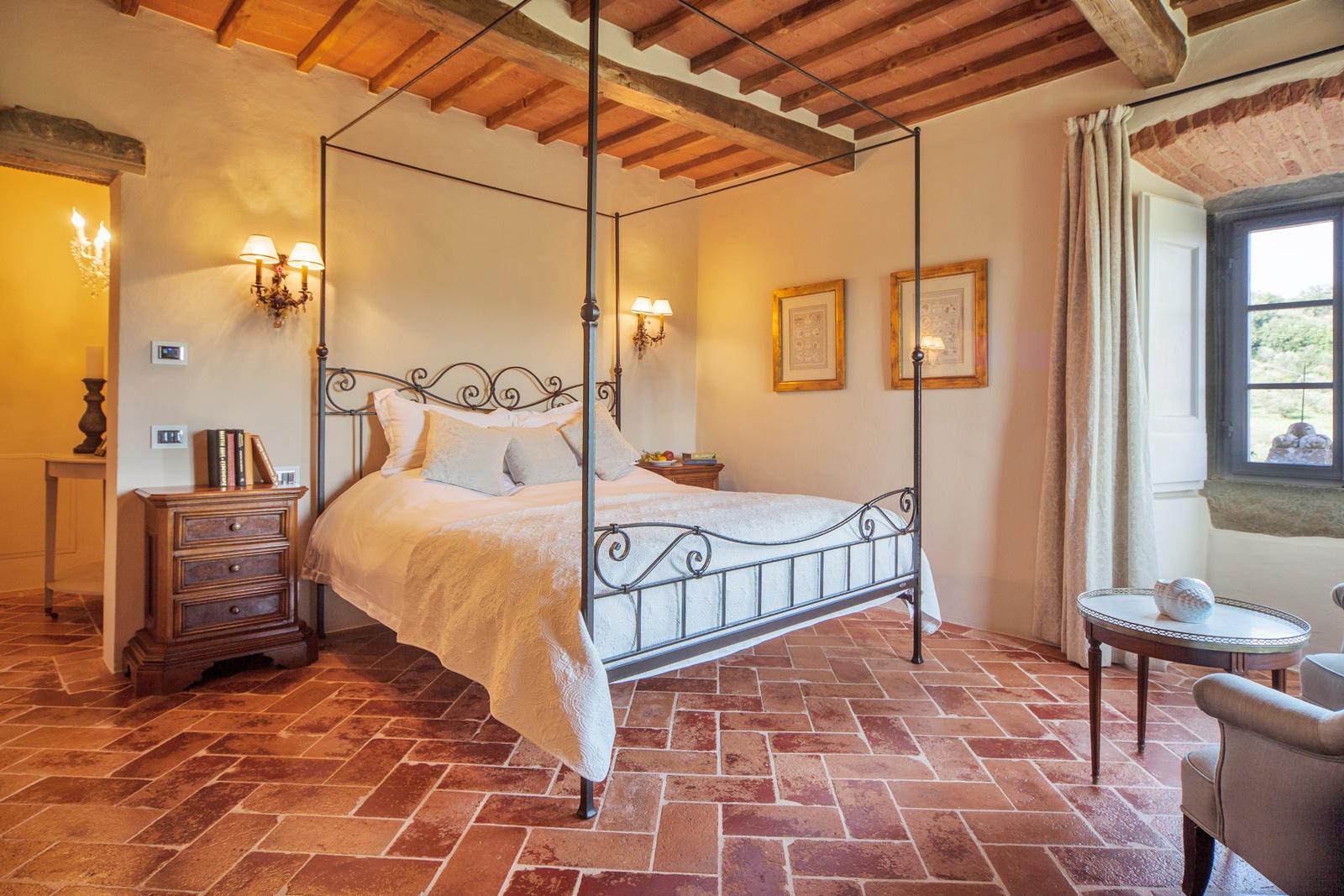 Double bedroom in Villa Nocciola, Tuscany