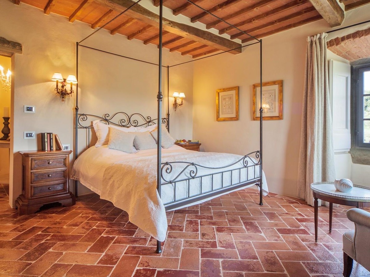 Double bedroom in Villa Nocciola, Tuscany