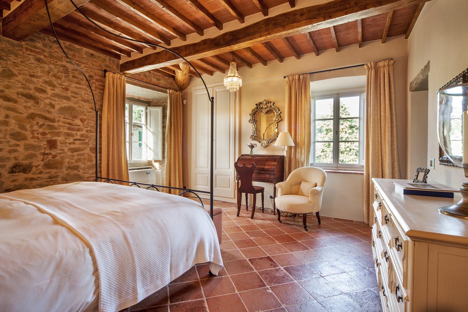 Double bedroom with two windows in Villa Nocciola, Tuscany