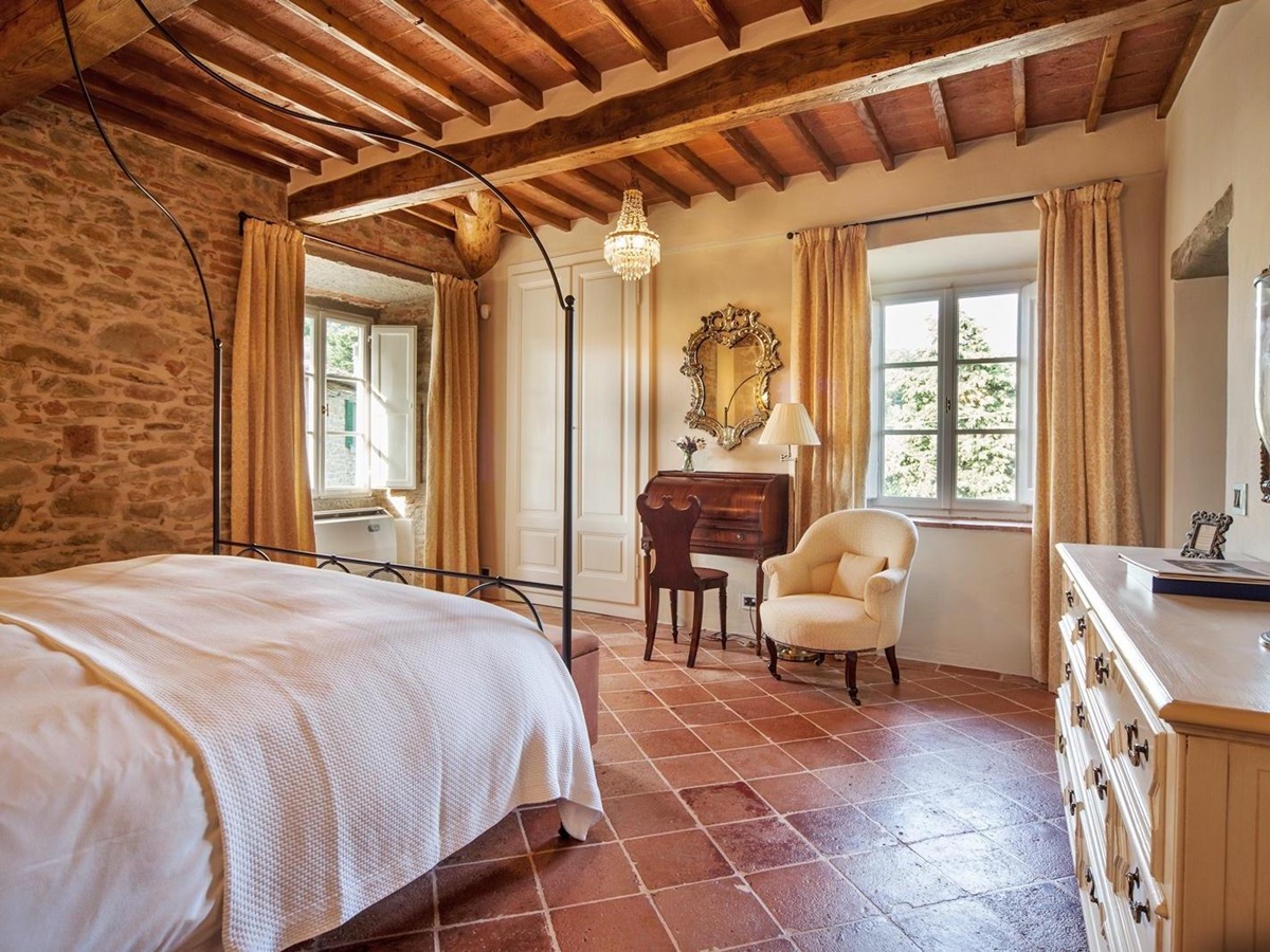 Double bedroom with two windows in Villa Nocciola, Tuscany